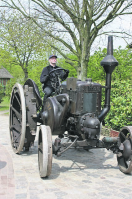 Imposanter Anblick: Werkstattleiter Holger Hink mit einem Lanz Bulldog (Baujahr 1931)
