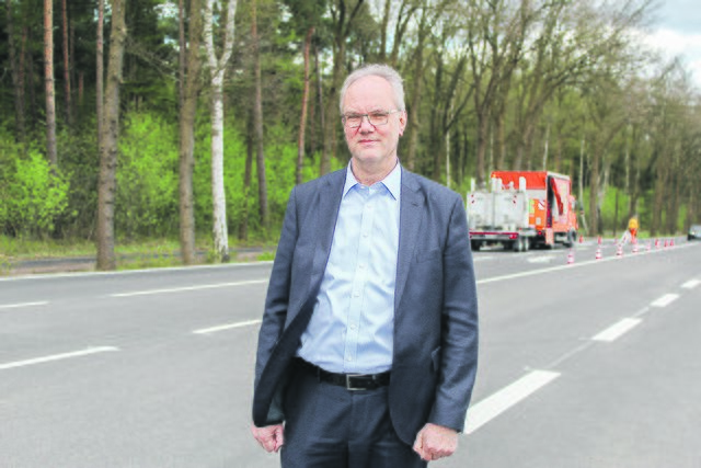 Manfred Cohrs, Bürgermeister von Wenzendorf,  wünscht sich eine Querungshilfe an der B3