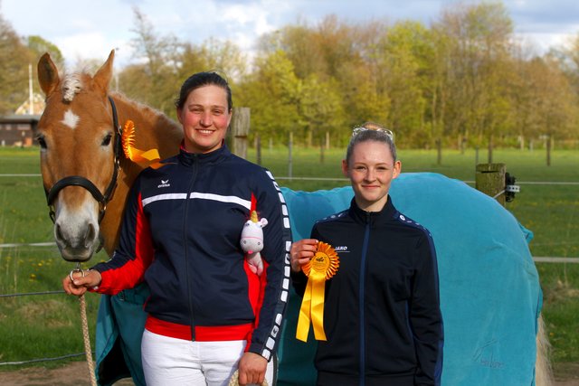 Die Siegerin im Einzelvoltigieren L: Die 14-jährige Hannah Weidemann (RFV Nordheide-Jesteburg) mit ihrer Trainerin Madlen Pohlmann und dem Pferd Sammy Lou