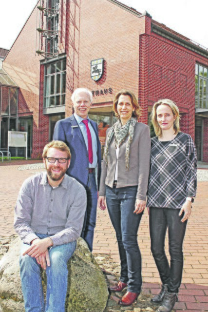 Kümmern sich um die Umstellung: Yannik Pollmann (li.) und Franziska Meinzinger (2.v.re.) von "Hamburg Wasser" sowie Ulrich Pergand und Anett Preuß aus dem Rathaus | Foto: jd