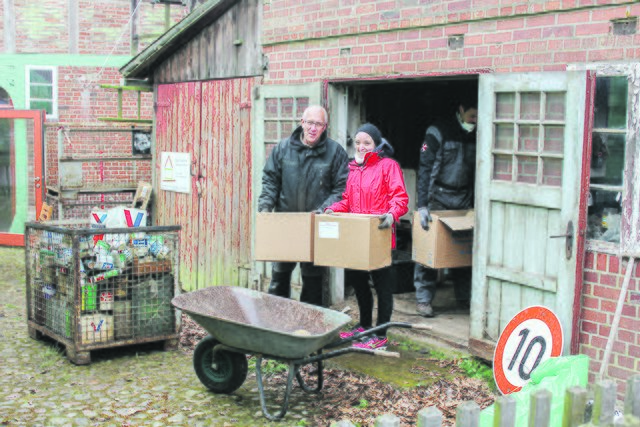 Umzugskarton um Umzugskarton tragen Praktikantin Nicole Naumann und Jörg Schulz aus der Magazinverwaltung des Kiekebergmuseums vorsichtig zum Lkw. Mit der Werkstatt soll jetzt nach dem Wohnhaus das zweite Gebäude der Stellmacherei in Langenrehm instand gesetzt und als Außenstelle des Freilichtmuseums am Kiekeberg für die Nachwelt erhalten werden. Dafür wird die Werkstatteinrichtung sortiert und im Museum restauriert