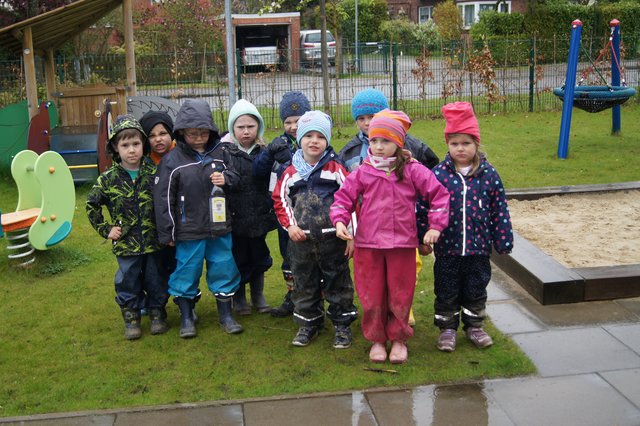 Die Kita-Kinder aus Bliedersdorf ärgern sich über Menschen, die leere Flaschen auf dem Kita-Gelände entsorgen