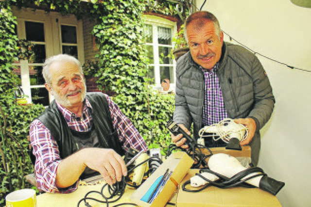 Reinhold Eickhoff (re.) nimmt von Gunnar Kramer die Friseur-Ausrüstung in Empfang | Foto: jd