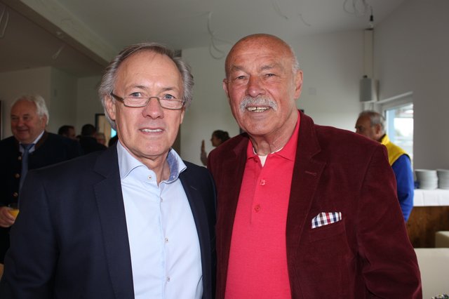 Ex-Profis unter sich: Bernd Wehmeyer (HSV, li.) und Udo Nix (Hannover 96 und St. Pauli), langjähriger Leiter der Buchholzer Waldschule
