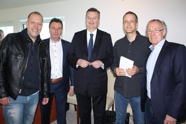 Illustre Runde: (v. li.) Lotto King Karl, Heribert Bruchhagen, Reinhard Grindel, Moderator Christoph Reise und Bernd Wehmeyer