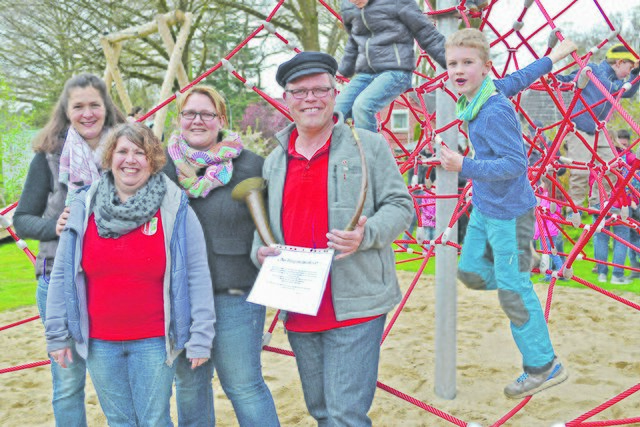 Bürgermeister Christian Meyer mit Nadja Ringelberg (li.) und Nicole Timm vom Arbeitskreis Spielplatz sowie Katja Heuer (vorn), Vorsitzende des Jugendausschusses, und Robin auf der Kletterspinne