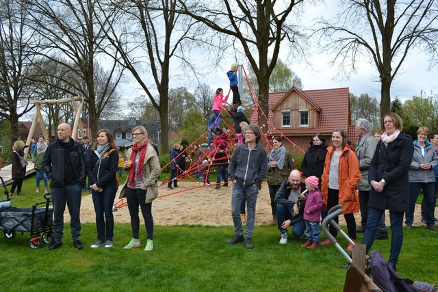 Die Gäste kamen zahlreich zur Spielplatzeinweihung