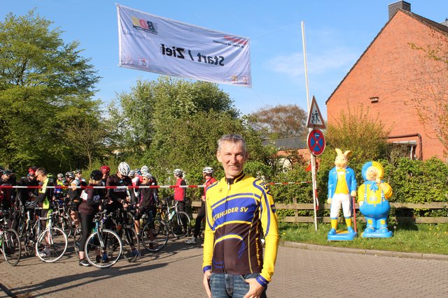 Um ein Verkehrschaos zu vermeiden schickt Spartenleiter Jens Klüver die Rennradfahrer in kleineren Gruppen auf die Strecke