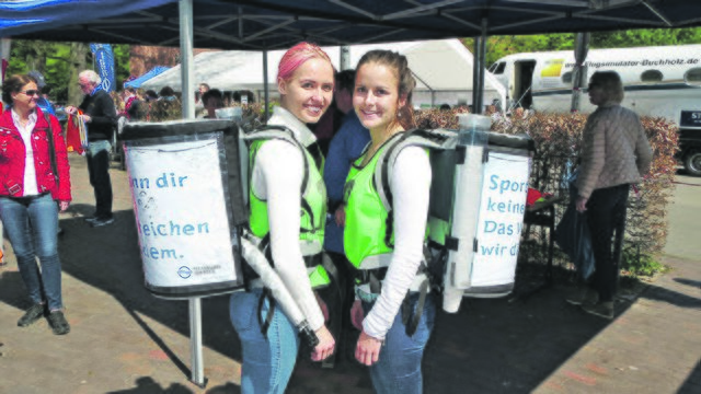 Mia (links), Studentin aus Karlsruhe und Leonie, Studentin aus Hamburg, die als Promotion-Girls für Hamburg-Wasser tätig waren, liefen auch spontan in voller Ausstattung fünf Runden mit. Dank spontaner Sponsoren kamen so 1.000 Euro extra für den guten Zweck zusammen | Foto: Stephan Schrader