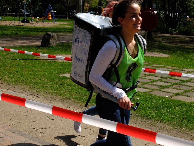 Leonie aus Hamburg lief mit dem 15 KG-Rucksack für den guten Zweck | Foto: Bodo Sieweke