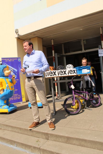 Oliver Grundmann ruft die Gewinner aus: Der Hauptgewinn, ein  BMX-Rad von Hauschild - Der Zweiradexperte steht schon bereit
