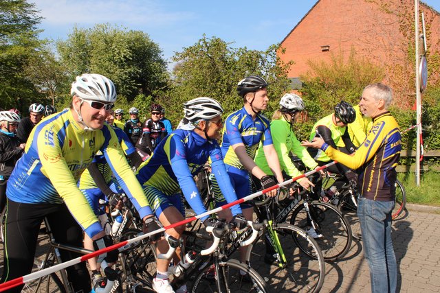 Start der 20. RTF in Buxtehude, Spartenleiter Jens Klüver begrüßt die Teilnehmer