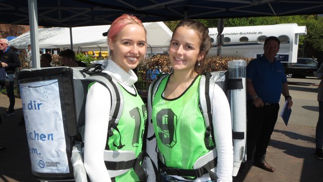 Mia (links), Studentin aus Karlsruhe, und Leonie, Studentin aus Hamburg, mit dem 15 Kilogramm schweren Rucksack | Foto: Stephan Schrader