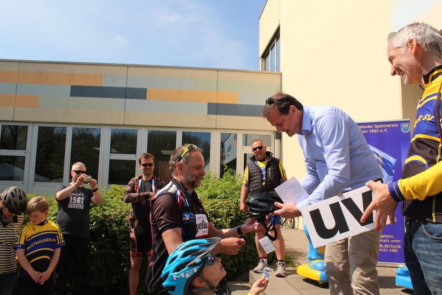 Gewinnverteilung am Schulzentrum Süd: Glücksfee Oliver Grundmann, CDU-Bundestagsabgeordnerter, überreicht einen vom Fahrradhaus L&M gestifteten Helm