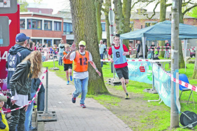 Blau-Weiss-Buchholz-Chef und Stadtlauf Buchholz Organisator Arno Reglitzky ließ sich spontan auf einen Lauf ein, und erlief Dank eines Sponsers 240 Euro - die Summe verdopplete er, und so kamen 480 Euro zusätzlich zusammen