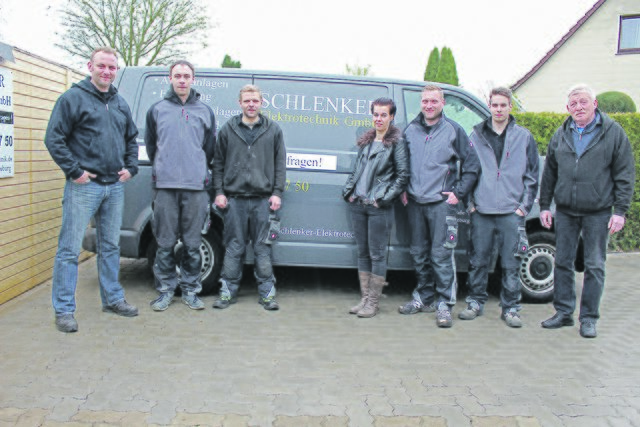 Marcel Schlenker (li.) und seine Mitarbeiter freuen sich über das  40-jährige Betriebsbestehen von Unternehmensgründer Ingo Schlenker (re.)