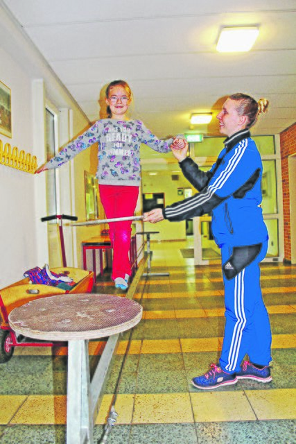 Die Schule wird zum Trainingslager für Artisten: Paulina übt den Seiltanz mit Gina Maatz