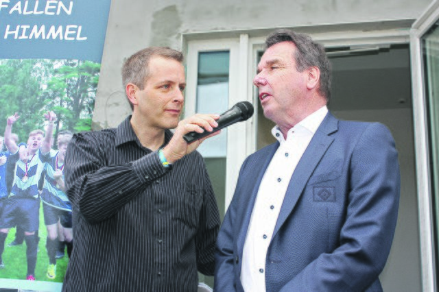 HSV-Boss Heribert Bruchhagen (re.) stand Moderator Christoph Reise Rede und Antwort