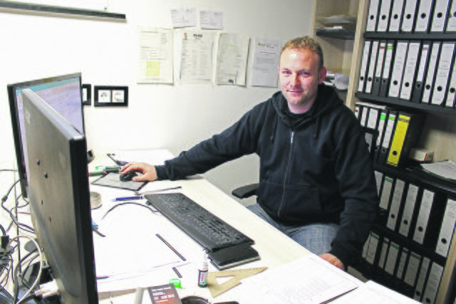 Marcel Schlenker übernimmt vor allem die Aufgaben, die im Büro anfallen