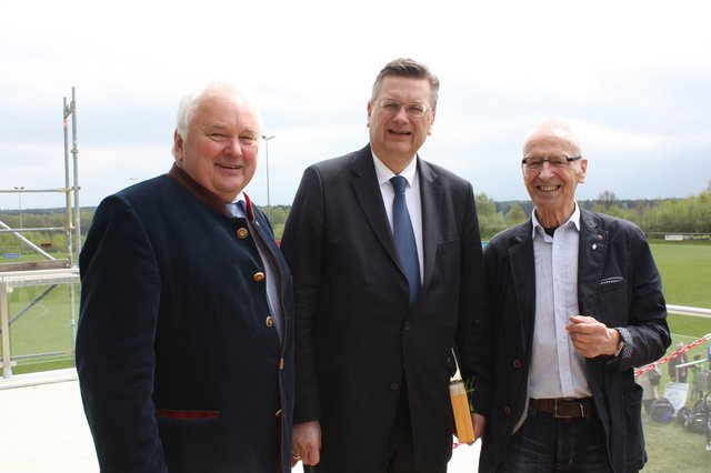 CDU-Landtagsabgeordneter Heiner Schönecke, DFB-Präsident Reinhard Grindel und Blau-Weiss-Vorsitzender Arno Reglitzky