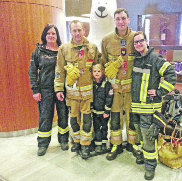 Nach dem Treppenlauf (v. li.): die Feuerwehrleute Eva Stock, Bernhard Mindrup, Phillip Sonnenwald und Vivien Hupertz mit Nachwuchs