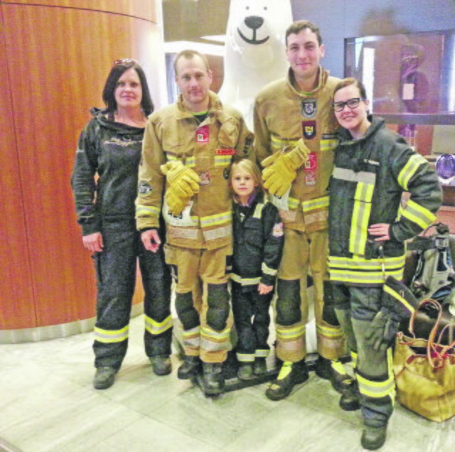 Nach dem Treppenlauf (v. li.): die Feuerwehrleute Eva Stock, Bernhard Mindrup, Phillip Sonnenwald und Vivien Hupertz mit Nachwuchs | Foto: Frank Hupertz