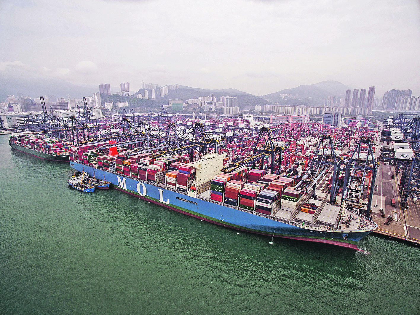 Ein "Riesenpott": die "MOL Triumph" im Hafen von Hongkong