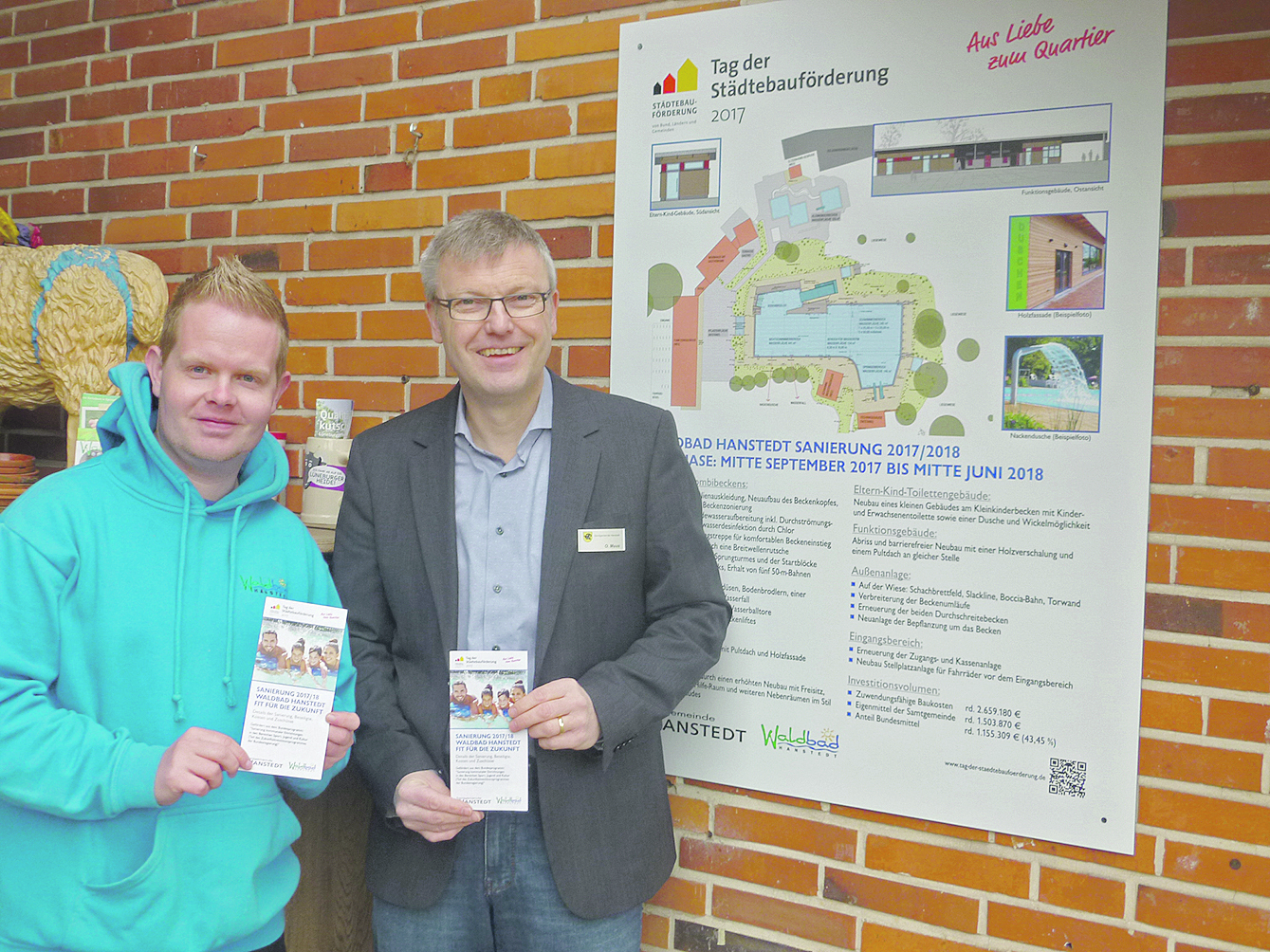 Freuen sich über die neue Informationstafel: Schwimmbadleiter Jan Brase (li.) und Samtgemeinde-Bürgermeister Olaf Muus