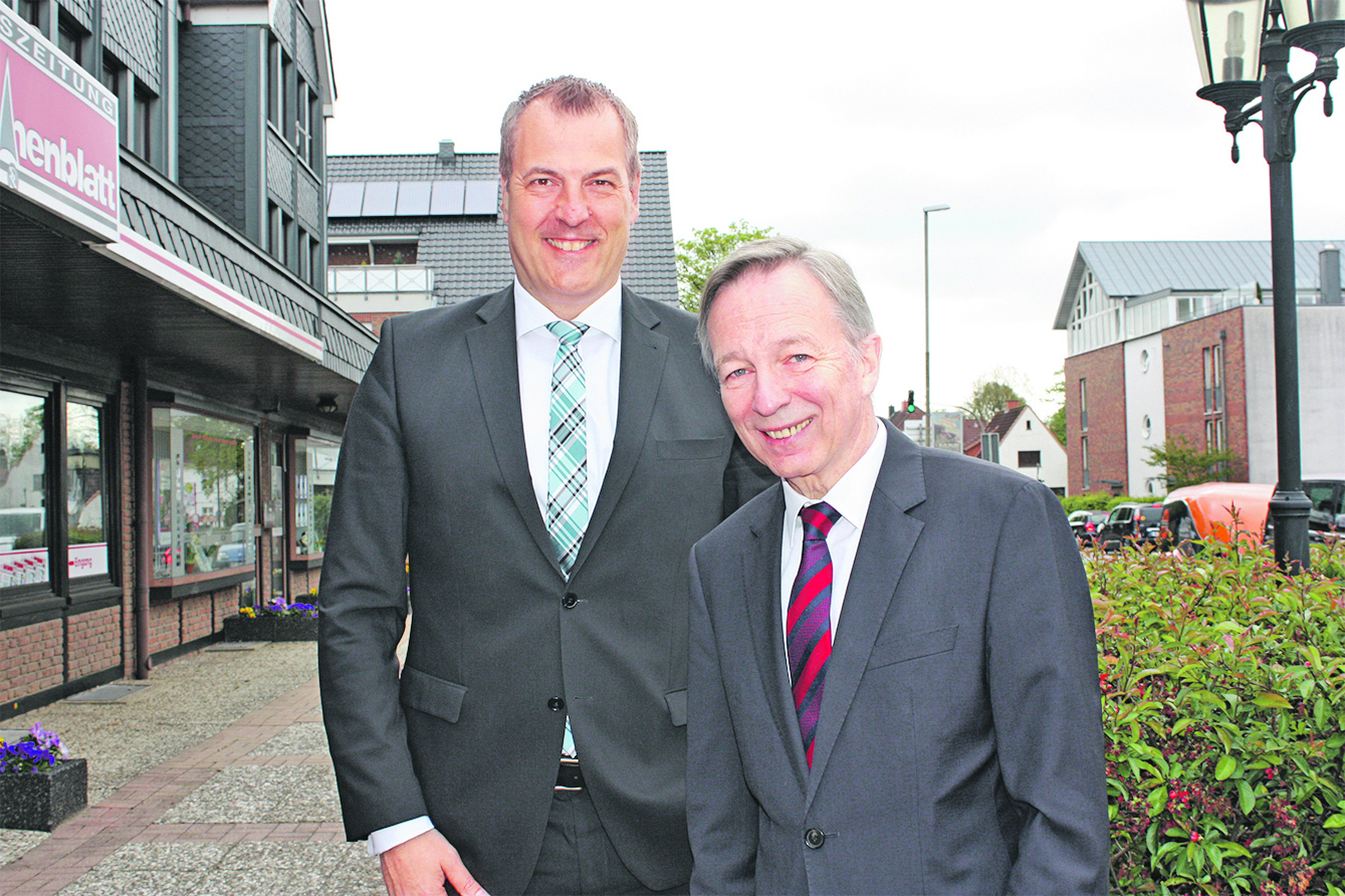 "Sie sehen uns alles andere als geknickt": Andreas Sommer (li.) und Heinz Lüers, Vorstandsmitglieder der Sparkasse Harburg-Buxtehude