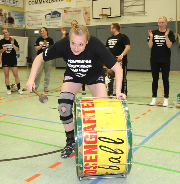 Die scheidende Kapitänin Sabine Heusdens feuerte die Stimmung in der Nordheidehalle an der Trommel an