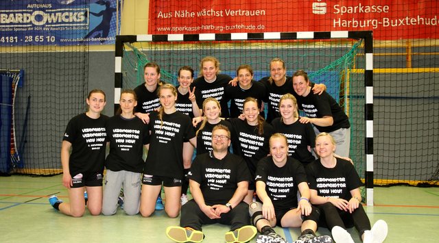 Ausgelassen feierten die Handballfrauen mit dem scheidenden Trainer Steffen Birkner ihren Vizemeistertitel in der 2. Bundesliga