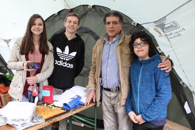 Leonie Anders (v. li.) und Niklas Eggers (beide „Jugend für Flüchtlinge“) testeten das Wissen von Masoud und Farbod Jamshidi