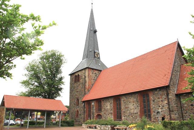 Die Dorfkirche im Ortszentrum