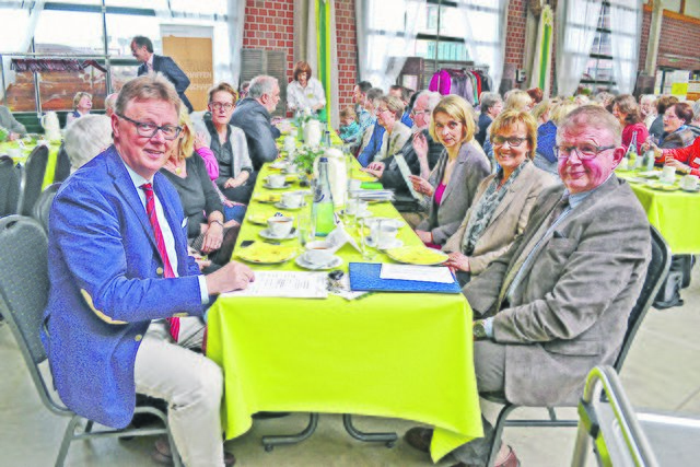 Der Tisch mit den Ehrengästen, u.a. mit dem CDU-Bundestagsabgeordneten Michael Grosse-Brömer (li.) sowie v. re. Rudolf Meyer vom Landvolk, die frühere Kreislandfrauen-Vorsitzende Karin Plate und die SPD-Bundestagsabgeordnete Svenja Stadler