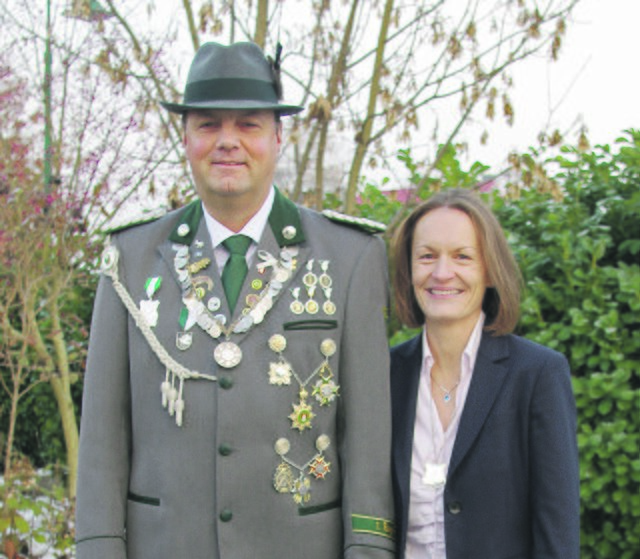 Nach dem Schluss-Schießen übernahmen Uwe und Lucia Feddersen die königlichen Aufgaben