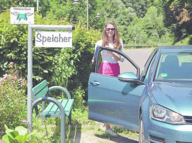 So könnte es auch in unserer Region aussehen: 
die Mitfahrerbank in einer kleinen Ortschaft nahe Speicher in der Eifel | Foto: mitfahrbank.com, Ursula Berrens