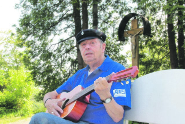 An der Gitarre: Multi-Instrumentalist Wolfgang Kommnick