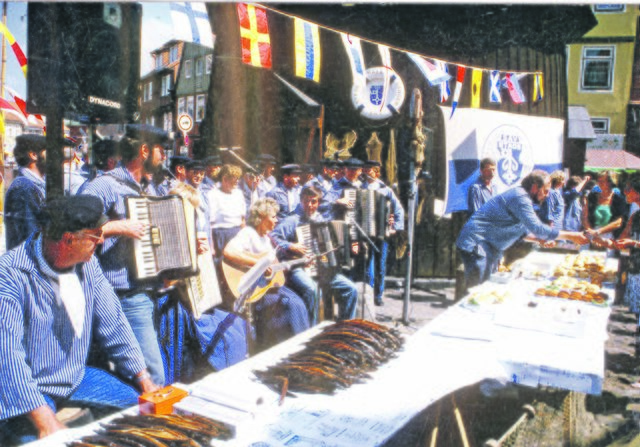 Der Verkauf von leckerem Räucherfisch rundete früher die Auftrittr der "Stader JHafensänger" - hier 1984 am Fischmarkt - ab | Foto: Wolfgang Kommnick privat