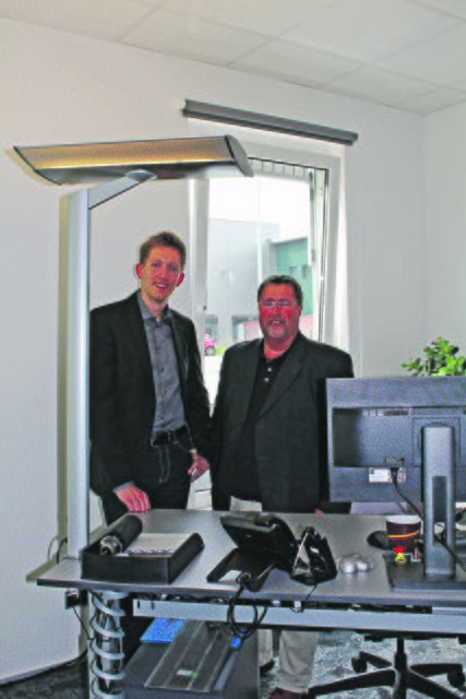 Stephan Otte (li.) und Bodo Stein sparen durch eine gezielte Arbeitsplatzbeleuchtung Energie