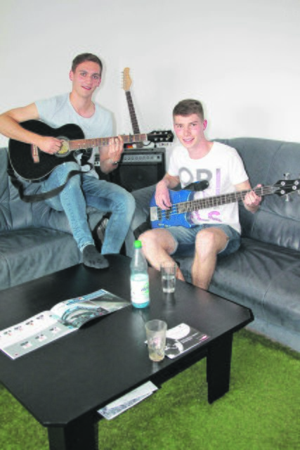 Jan-Niklas Garbers (li.) bringt seinem WG-Kumpel Jendrik Schirdewan das Bass-Spielen bei