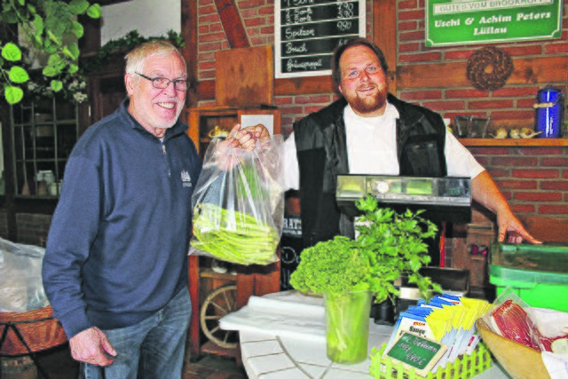 Kunde Alfred Hoffmann (li.) und  Betriebsleiter Christian Schween schwören auf den frischen Spargel aus Lüllau