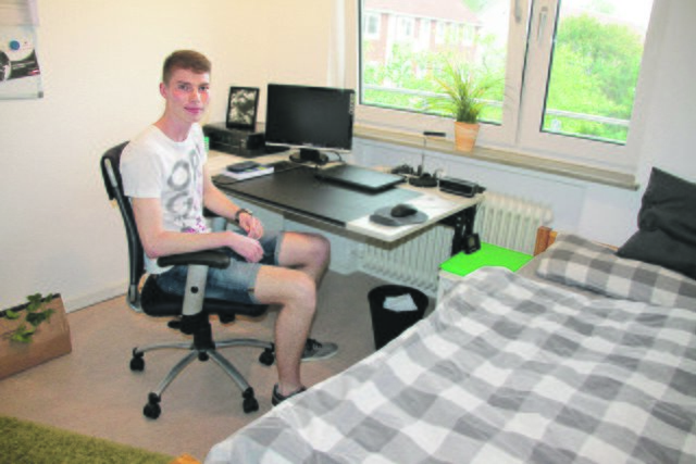 Bett, Tisch, Schreibtisch: Student Jendrik Schirdewan in seinem kleinen Reich