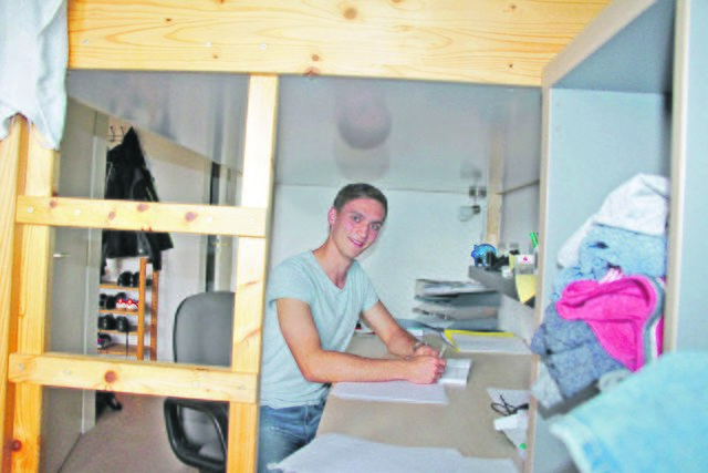 Schreibtischarbeit unterm Hochbett: Jan-Niklas Garbers in seinem Zimmer