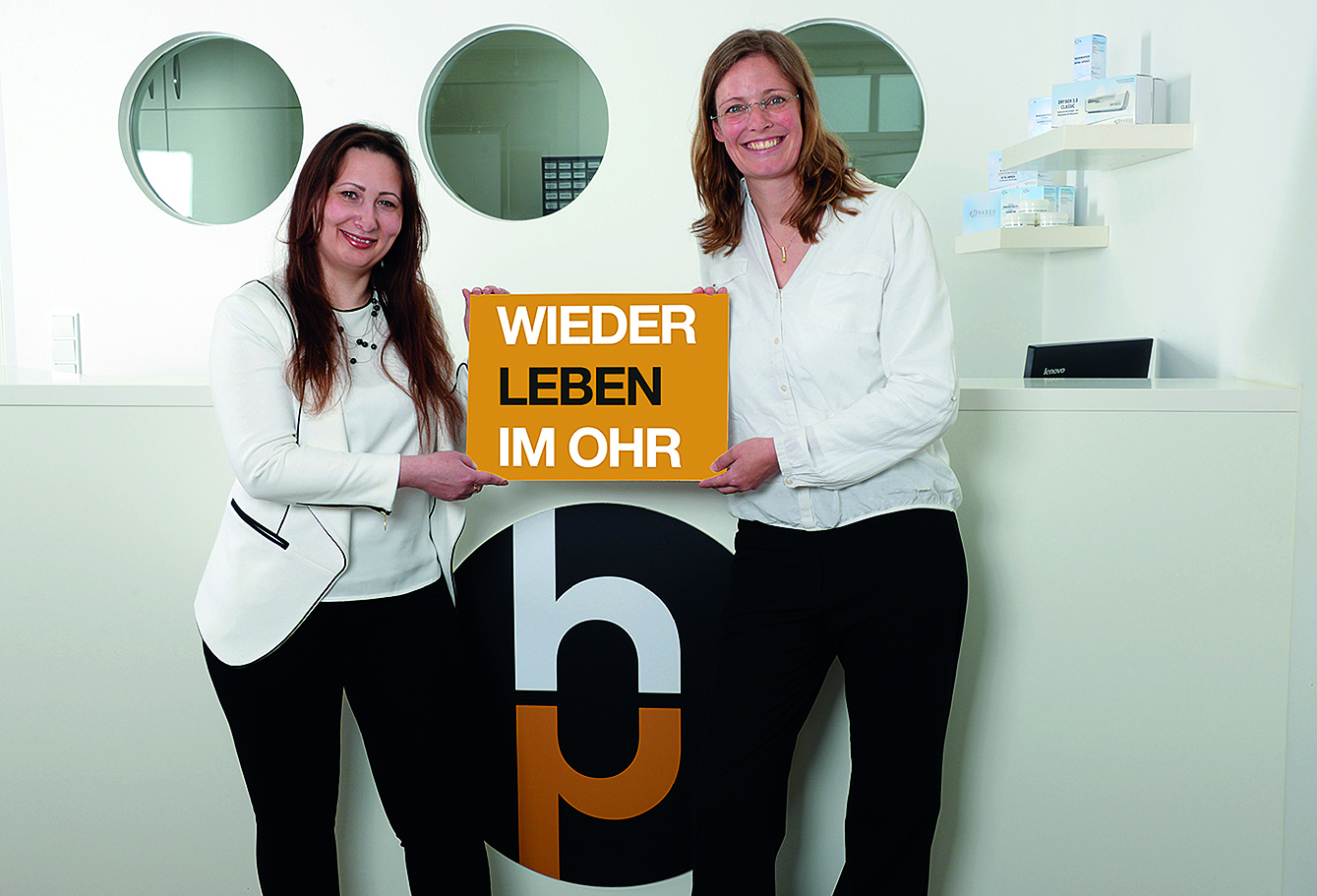 Tatjana Papst (li) und Filialleiterin Andrea Schütz beraten mit viel Freude rund ums gute Hören