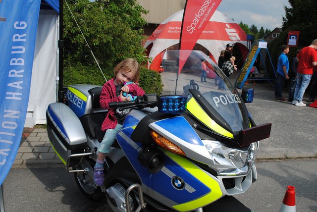 Amelie (4) freute sich, dass sie auf dem Polizeimotorrad sitzen durfte