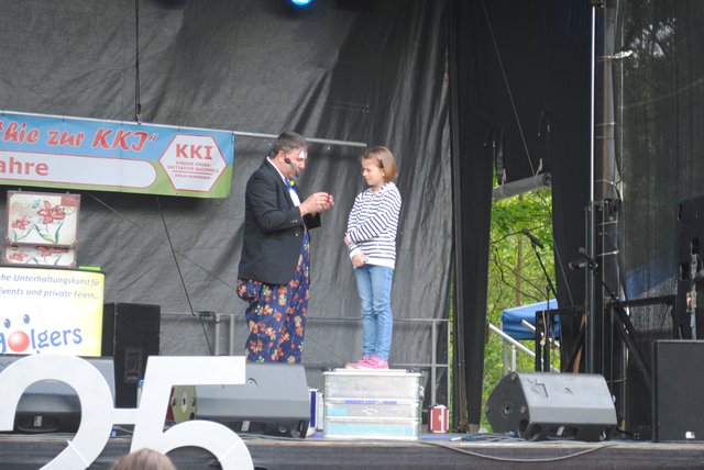 Clown Holger zeigte Juliana einige Tricks