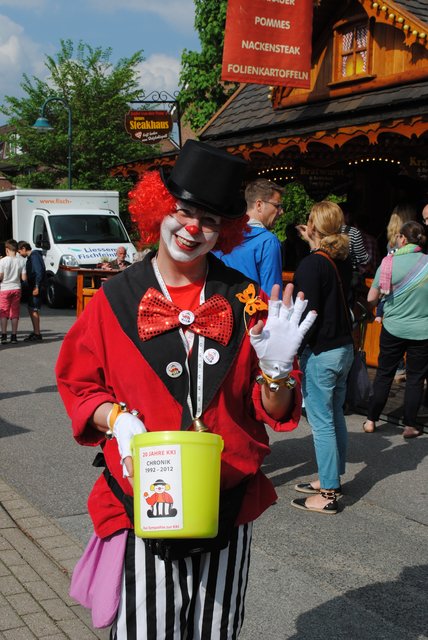 KKI-Clown Christiane Albers-Hay verkaufte Lose für den guten Zweck