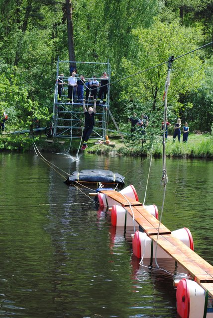 Per Seilbahn ging es von einem Turm auf einen wackeligen Ponton