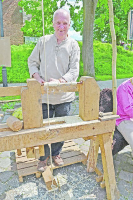 Wolfgang Müller an der Drechselbank