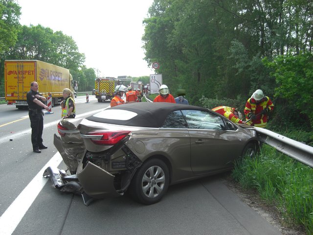 Der Opel Cascada landete in der Leitplanke